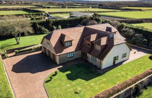 Southgate House | Luxury, Spacious Home with Private Driveway Beaches and Gower in close proximity