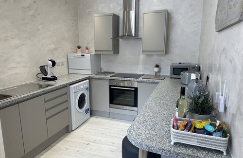 Belper Apartment | Luxury, Spacious one Bedroom Apartment in Lovely Quiet Courtyard, Town Location