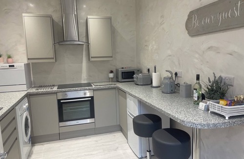 Belper Apartment | Luxury, Spacious one Bedroom Apartment in Lovely Quiet Courtyard, Town Location
