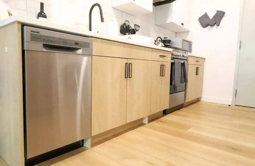 Downtown Apartment | Luxury Spacious SkyLine View-Parking-Free Wine