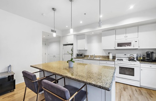 Airport Area Apartment | Luxury Spectrum Apartment with Pool & Spa, Gym