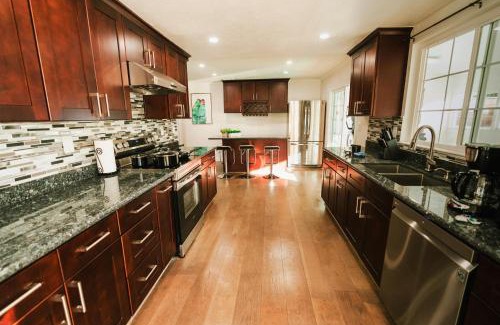 East San Jose House | Luxury Sport & Gym Vacation House 10 Guests 5BR 2000sqft