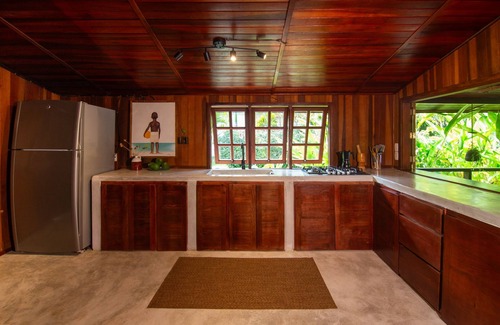El Limon Cottage | Luxury Staffed 3-bedroom cottage with AC 2 min away from Playa Estillero