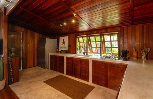 El Limon Cottage | Luxury Staffed 3-bedroom cottage with AC 2 min away from Playa Estillero