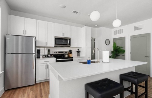 Pflugerville Apartment | Luxury Stay! 1B/1B w/Gym, Pool, & Shops Nearby