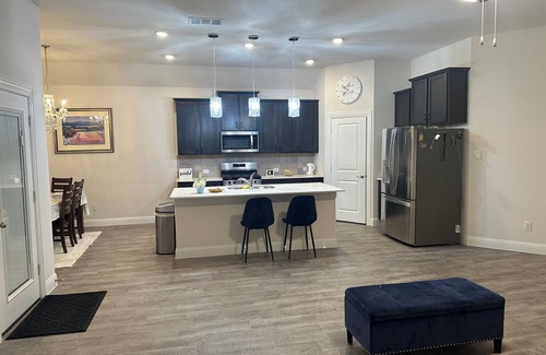 Aubrey House | Luxury stay 4 bedroom in Aubrey
