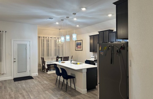Aubrey House | Luxury stay 4 bedroom in Aubrey