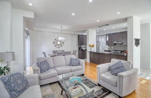 Brampton House | Luxury Stay in a beautiful City Brampton