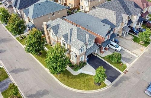 Brampton House | Luxury Stay in a beautiful City Brampton