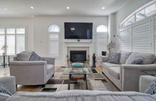 Brampton House | Luxury Stay in a beautiful City Brampton