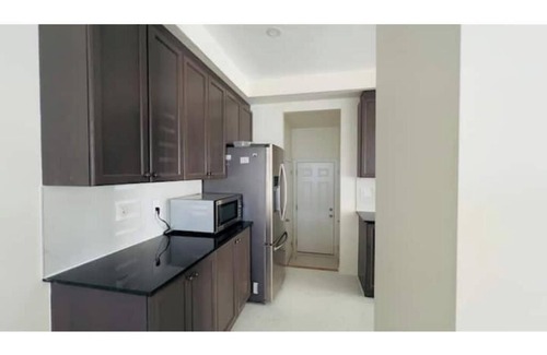 Brampton House | Luxury Stay in Brampton: 3 Private Rooms 3 Beds