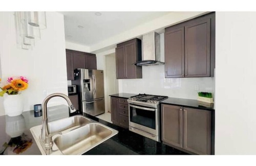 Brampton House | Luxury Stay in Brampton: 3 Private Rooms 3 Beds