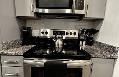 Richmond Apartment | Luxury stay in the heart of the city and minutes from downtown! Free Parking!