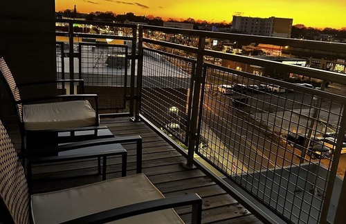 Richmond Apartment | Luxury stay in the heart of the city and minutes from downtown! Free Parking!