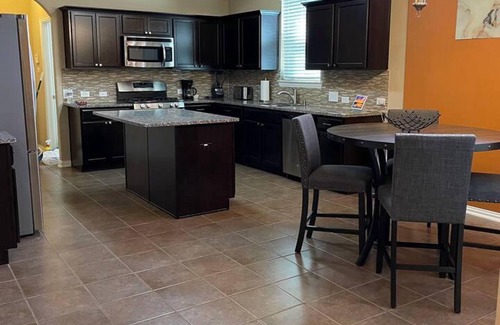 Humble Hotel | Luxury Stay - Near Houston Airport