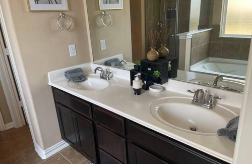 Humble Hotel | Luxury Stay - Near Houston Airport