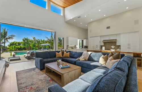 Encinitas House | Luxury Stay w/Pool, Spa, Fire Pit, Outdoor Lounge & Stunning Ocean Views | Encinitas Retreat