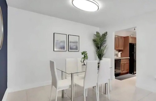 Bayshore Gardens Apartment | Luxury steps from Bayshore! Pool-Gym-FREE parking