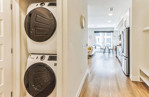 City Park West Apartment | Luxury Studio, Gym, Spa, Garage Parking, Safe 313