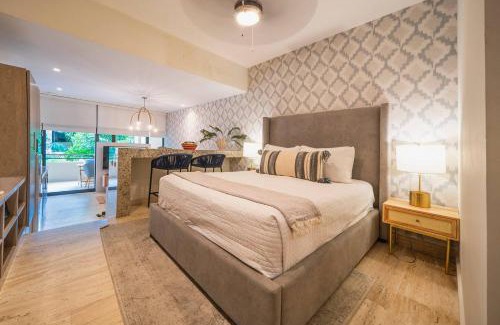 Centro Apartment | Luxury Studio with Pool and Gym - Modern and Central - at Syrena Condos 201