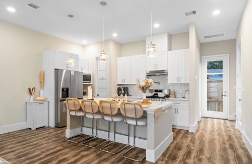 North Houston House | Luxury Style 3-bedroom house sleeps 9+with WiFi and AC near downtown Houston
