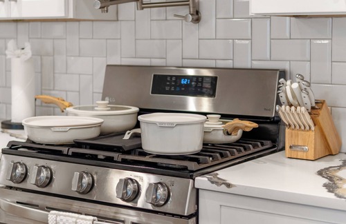 North Houston House | Luxury Style 3-bedroom house sleeps 9+with WiFi and AC near downtown Houston