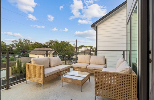 North Houston House | Luxury Style 3-bedroom house sleeps 9+with WiFi and AC near downtown Houston