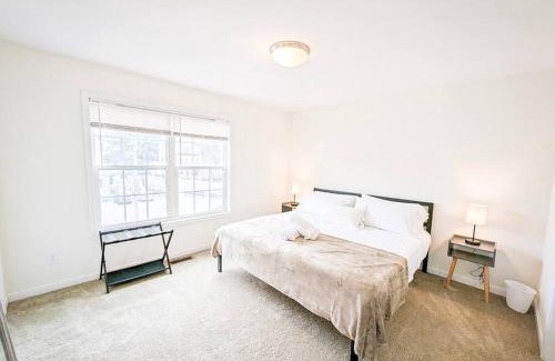 Stockade Historic District Apartment | Luxury Stylish Townhome King Beds WD Garage