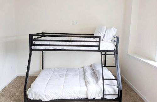 Stockade Historic District Apartment | Luxury Stylish Townhome King Beds WD Garage