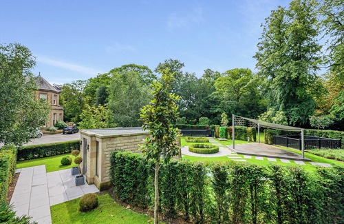 Trafford House | Luxury Subterranean Mansion - 3 amazing bedroom suites
