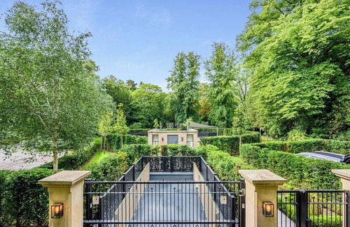 Trafford House | Luxury Subterranean Mansion - 3 amazing bedroom suites