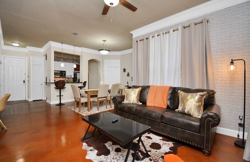 Washington Ave./ Memorial Park Apartment | Luxury Suite | 2 Pools | Gym | Spa