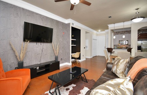Washington Ave./ Memorial Park Apartment | Luxury Suite | 2 Pools | Gym | Spa