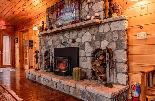 Point Au Roche Cabin | Luxury Suite in Famous Lodge - Jacuzzi + Lake Champlain