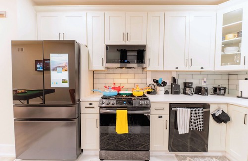 Orange House | Luxury Suite - Jacuzzi,Parking, Self Check-in & WiFI