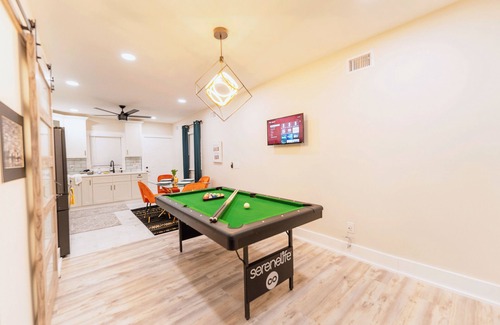 Orange House | Luxury Suite - Jacuzzi,Parking, Self Check-in & WiFI