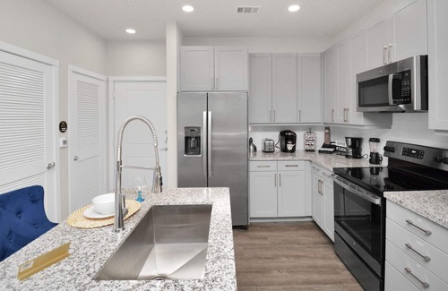 Spring Branch East Apartment | Luxury Suite ⭐️ King Bed ⭐️ Pool View ⭐️ Gym ⭐️ Workspace