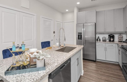 Spring Branch East Apartment | Luxury Suite ⭐️ King Bed ⭐️ Pool View ⭐️ Gym ⭐️ Workspace