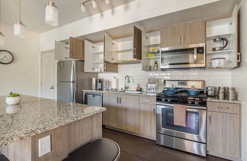 Camarillo Apartment | Luxury Suite King Bed 👑 Wi-Fi Pool Gym ✦ 55" Smart TVs 📺 Full Kitchen