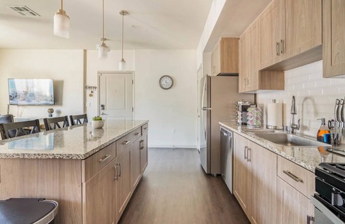 Camarillo Apartment | Luxury Suite King Bed 👑 Wi-Fi Pool Gym ✦ 55" Smart TVs 📺 Full Kitchen