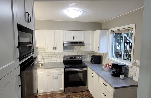 Upper Ten Oaks House | Luxury Suite near Ledgeview Golf,Abbotsford International Airport,Shops & Malls