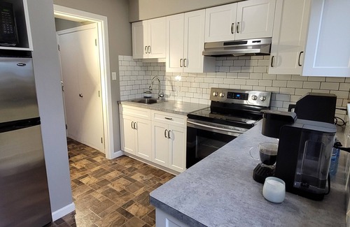 Upper Ten Oaks House | Luxury Suite near Ledgeview Golf,Abbotsford International Airport,Shops & Malls