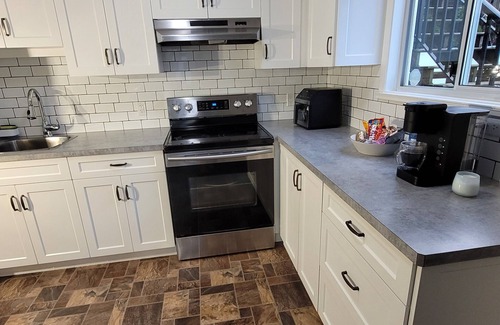 Upper Ten Oaks House | Luxury Suite near Ledgeview Golf,Abbotsford International Airport,Shops & Malls