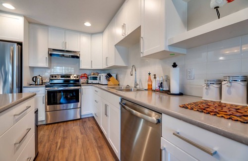 Southwest Edmonton House | Luxury Suite near U of A, University Hospital, Stollery, Cross Cancer Hospital, Saville