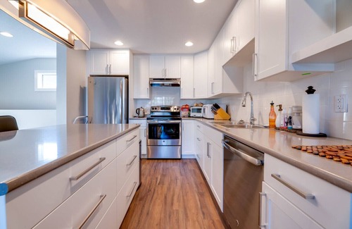 Southwest Edmonton House | Luxury Suite near U of A, University Hospital, Stollery, Cross Cancer Hospital, Saville