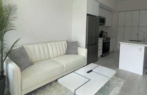 Innisfil Condo | LUXURY SUITE | POOL | HOT TUB +++