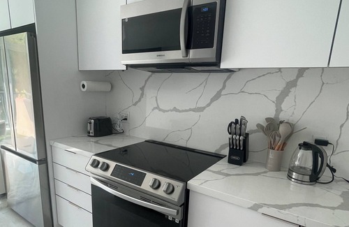 Innisfil Condo | LUXURY SUITE | POOL | HOT TUB +++