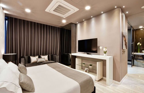 Zona Rosa Apartment | Luxury Suite w/Balcony at the heart of Lleras Park