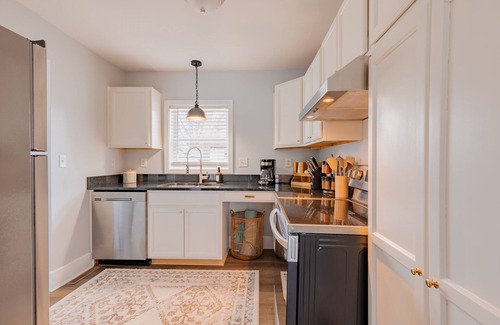 Midland House | Luxury Suite w/Blackout Blinds. Walk to Downtown. Pet Friendly; Full Fenced Yard