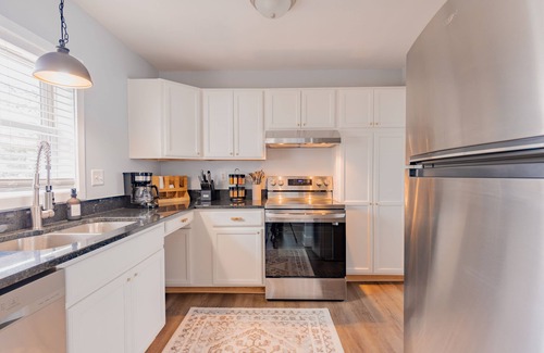 Midland House | Luxury Suite w/Blackout Blinds. Walk to Downtown. Pet Friendly; Full Fenced Yard